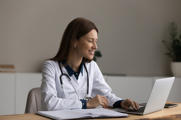  lady doctor working with somnoware Integrated Delivery Networks